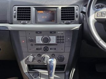 VAUXHALL VECTRA 1.9 CDTi 16v Design Hatchback 5dr Diesel Automatic (186 g/km 148