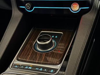 JAGUAR F-PACE 2.0d Portfolio 5dr Auto AWD