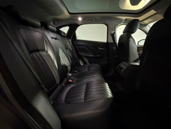 JAGUAR F-PACE 2.0d Portfolio 5dr Auto AWD