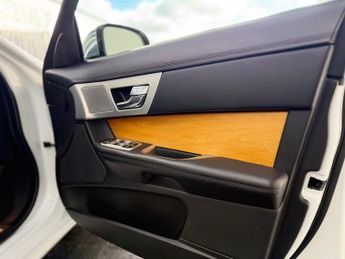 JAGUAR XF 2.2d [163] SE Business 4dr Auto