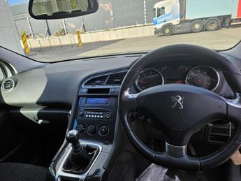 PEUGEOT 5008 1.6 HDi Active 5dr