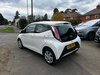 TOYOTA AYGO 1.0 VVT-i X-Play 5dr x-shift