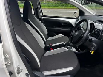 TOYOTA AYGO 1.0 VVT-i X-Play 5dr x-shift