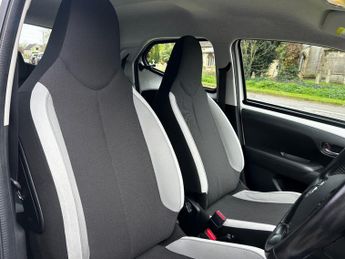 TOYOTA AYGO 1.0 VVT-i X-Play 5dr x-shift