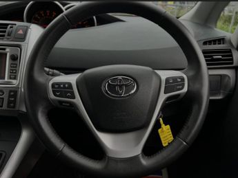 TOYOTA VERSO 2.0 D-4D TR Lthr/Pan Rf 5dr