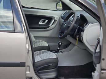 SKODA ROOMSTER 1.6 2 MPV 5dr Petrol automatic (167 g/km 105 bhp)