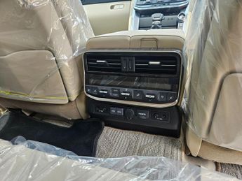TOYOTA LAND CRUISER ZX LC300 V6 PETROL FRESH IMPORT DELIVERY MILEAGE ONLY 
