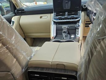 TOYOTA LAND CRUISER ZX LC300 V6 PETROL FRESH IMPORT DELIVERY MILEAGE ONLY 