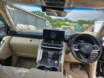 TOYOTA LAND CRUISER ZX LC300 V6 PETROL FRESH IMPORT DELIVERY MILEAGE ONLY 