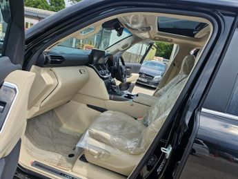 TOYOTA LAND CRUISER ZX LC300 V6 PETROL FRESH IMPORT DELIVERY MILEAGE ONLY 