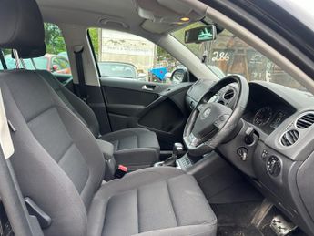 VOLKSWAGEN TIGUAN 2.0 TDI R-Line SUV 5dr Diesel Auto 4WD Euro 5 (140 ps)