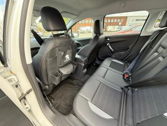 PEUGEOT 2008 1.2 AUTOMATIC