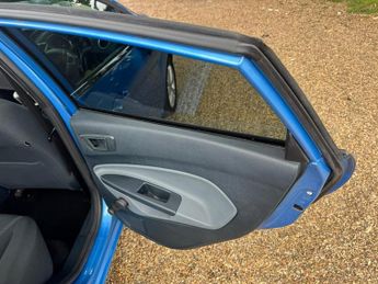 FORD FIESTA 1.6 Titanium 5dr