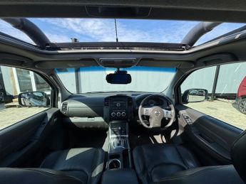 NISSAN NAVARA Double Cab Pick Up Tekna 2.5dCi 190 4WD Auto