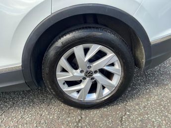 VOLKSWAGEN TIGUAN 1.5 TSI 150 Life 5dr Automatic 