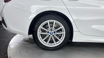 BMW 3 SERIES 2.0 330e 12kWh SE Pro Saloon 4dr Petrol Plug-in Hybrid Auto Euro