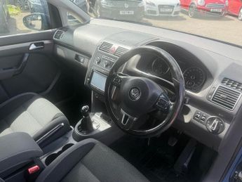 VOLKSWAGEN TOURAN 1.6 TDI 105 SE 5dr ++ SAT NAV / 12 MONTHS MOT / 9 SERVICES ++