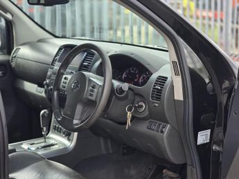 NISSAN NAVARA Double Cab Pick Up Tekna 2.5dCi 190 4WD Auto