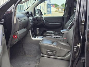 NISSAN NAVARA Double Cab Pick Up Tekna 2.5dCi 190 4WD Auto