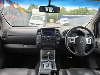 NISSAN NAVARA Double Cab Pick Up Tekna 2.5dCi 190 4WD Auto
