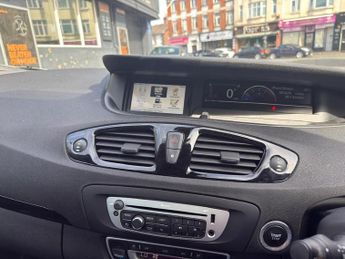 RENAULT SCENIC 1.5 dCi Dynamique TomTom 5dr EDC