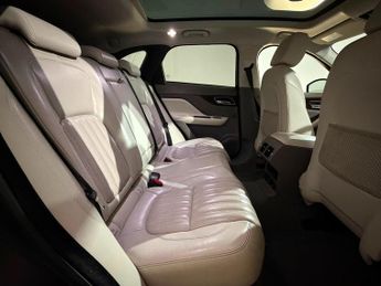 JAGUAR F-PACE 2.0d Portfolio 5dr Auto AWD