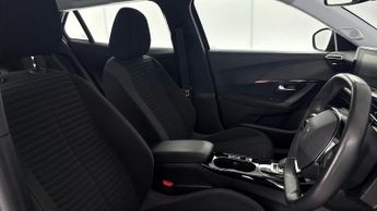 PEUGEOT E-2008 50kWh Active Premium SUV 5dr Electric Auto (136 ps)