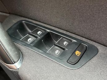 VOLKSWAGEN GOLF 2.0 TDI R-Line 5dr DSG ++ NAV / 35 TAX / 61 MPG / ULEZ / DAB / B