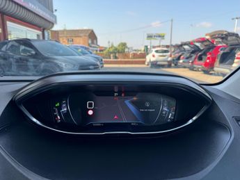 PEUGEOT 3008 1.2 PureTech Allure 5dr Auto ++ PANROOF / NAV / CARPLAY / WET BE