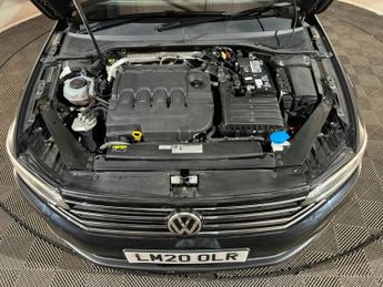 VOLKSWAGEN PASSAT 1.6 TDI SE 5dr DSG