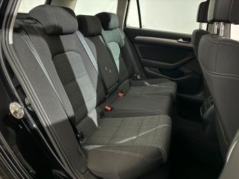 VOLKSWAGEN PASSAT 1.6 TDI SE 5dr DSG