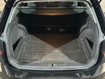VOLKSWAGEN PASSAT 1.6 TDI SE 5dr DSG
