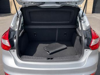FORD FOCUS 1.6 125 Zetec Navigator 5dr Powershift