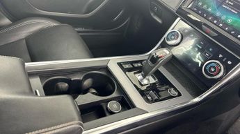 JAGUAR XE 2.0 P300i R-Dynamic HSE Saloon 4dr Petrol Auto AWD Euro 6 (s/s) 