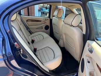 JAGUAR X-TYPE 2.2d Sovereign 4dr Auto ++ LEATHER / NAV / CRUISE / 12 MTHS MOT 