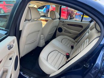 JAGUAR X-TYPE 2.2d Sovereign 4dr Auto ++ LEATHER / NAV / CRUISE / 12 MTHS MOT 