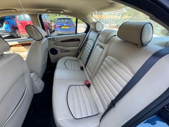 JAGUAR X-TYPE 2.2d Sovereign 4dr Auto ++ LEATHER / NAV / CRUISE / 12 MTHS MOT 