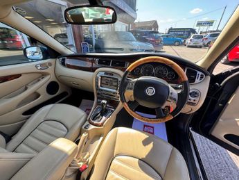 JAGUAR X-TYPE 2.2d Sovereign 4dr Auto ++ LEATHER / NAV / CRUISE / 12 MTHS MOT 