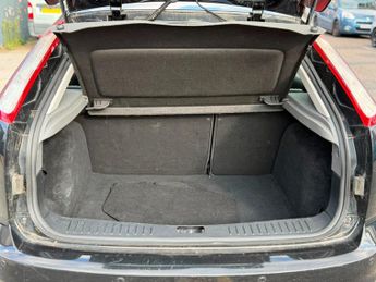 FORD FOCUS 1.6 Zetec 5dr