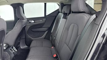 VOLVO XC40 1.5 T3 Momentum SUV 5dr Petrol Auto Euro 6 (s/s) (163 ps)