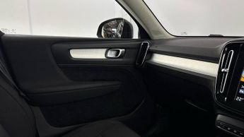 VOLVO XC40 1.5 T3 Momentum SUV 5dr Petrol Auto Euro 6 (s/s) (163 ps)