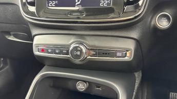 VOLVO XC40 1.5 T3 Momentum SUV 5dr Petrol Auto Euro 6 (s/s) (163 ps)