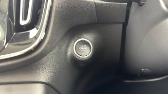 VOLVO XC40 1.5 T3 Momentum SUV 5dr Petrol Auto Euro 6 (s/s) (163 ps)