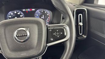 VOLVO XC40 1.5 T3 Momentum SUV 5dr Petrol Auto Euro 6 (s/s) (163 ps)