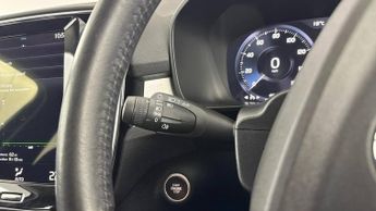 VOLVO XC40 1.5 T3 Momentum SUV 5dr Petrol Auto Euro 6 (s/s) (163 ps)