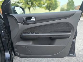 FORD FOCUS 1.6 Ghia Hatchback 5dr Petrol Automatic (184 g/km 99 bhp)