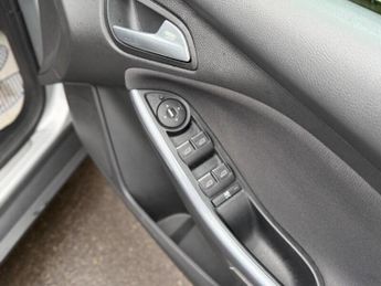 Ford Focus Ford Focus 1.6 Titanium Navigator Hatchback 5dr Petrol Powershif