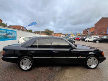 Mercedes-Benz 260 2.6 E 4dr
