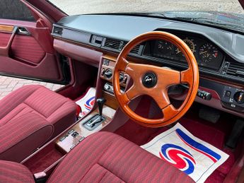 Mercedes-Benz 260 2.6 E 4dr