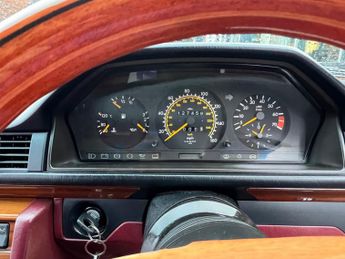 Mercedes-Benz 260 2.6 E 4dr